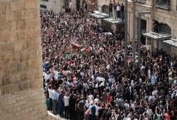 تشييع جثمان شيرين أبو عاقلة في موكب مهيب بالقدس المحتلة