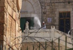حماس: هدم أجزاء من درج المسجد الإبراهيمي جريمة تهويدية