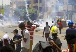 مظاهرات بالسودان تجوب شوارع الخرطوم.. والشرطة تقمعها