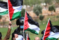 طائرة مسيّرة تحمل العلم الفلسطيني في سماء باب العامود بالقدس المحتلة