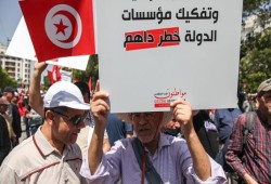 تونس.. رفض واسع  لمرسوم سعيّد بإعفاء قضاة