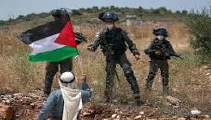 شبان يحطمون مركبات مستوطنين بالضفة ويمنعون إزالة علم فلسطين