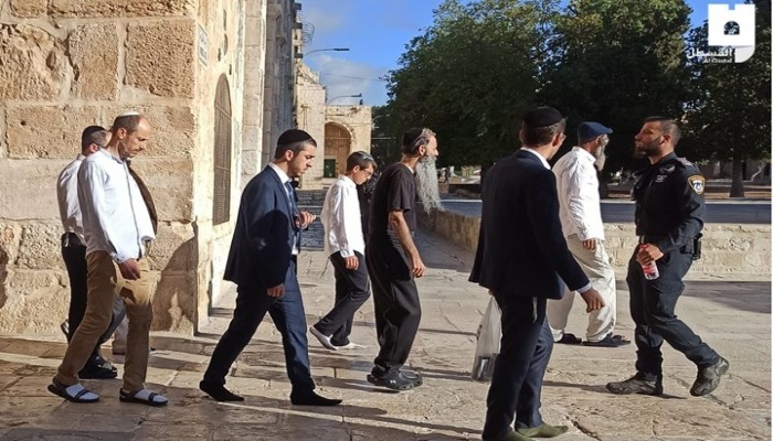 صهاينة يدنسون المسجد الأقصى.. واعتقالات بالضفة