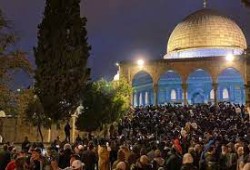 الآلاف يؤدون فجر هبة الكرامة في الأقصى