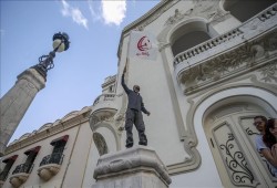 انقلاب تونس.. 5 أحزاب تعتبر تعديل مشروع الدستور استهتارا بالقوانين