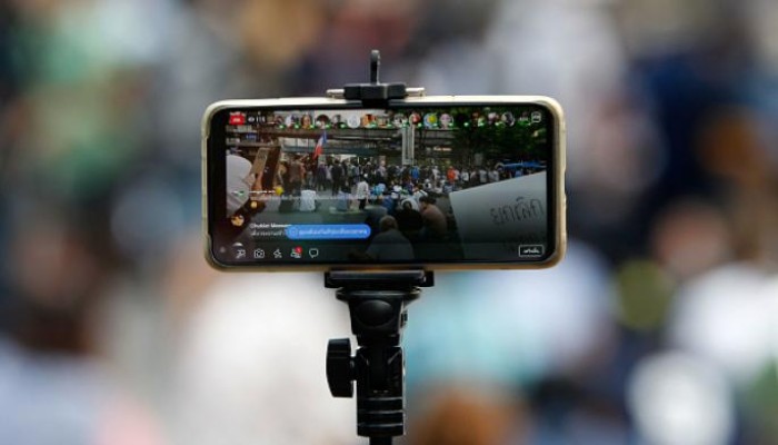 وقف البث المباشر بجميع المواقع بعد شتم السيسي بسبب زيادة البنزين