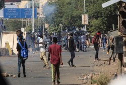 الآلاف يتظاهرون بالسودان ضد حكم العسكر
