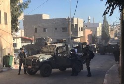 الاحتلال يهدم منزلين بالضفة ويشن حملة اعتقالات