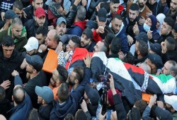 آلاف الفلسطينيين يشيعون شهداء مجزرة نابلس