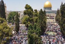 عشرات الآلاف يؤدون الجمعة في الأقصى