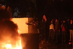 مقاومون يطلقون الرصاص على قوات الاحتلال خلال اقتحام قبر يوسف في نابلس