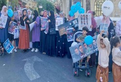 أهالي المعتقلين السياسيين ينظمون وقفة احتجاجية وسط رام الله