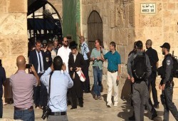 عشرات المستوطنين يقتحمون الأقصى بحراسة مشددة