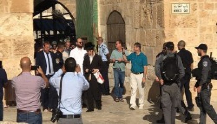 عشرات المستوطنين يقتحمون الأقصى بحراسة مشددة