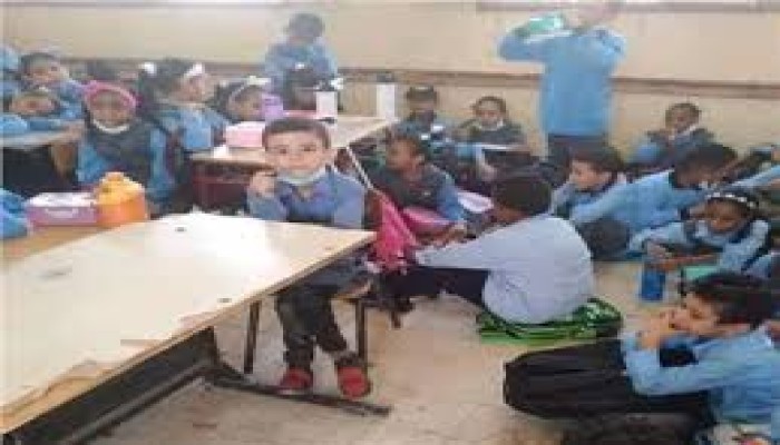 بدء العام الدراسي.. وفاة وإصابات في انهيار جدار وطلاب يجلسون على الأرض