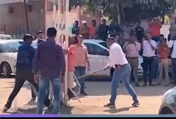 كبلت أيديهم على عمود إنارة.. الشرطة الهندية تجلد مسلمين في ساحة عامة
