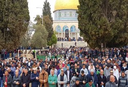عشرات الآلاف يؤدون صلاة الجمعة في المسجد الأقصى