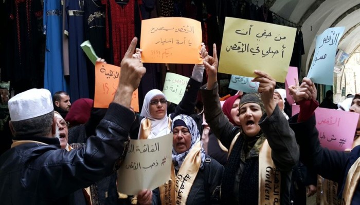 قوات الاحتلال تعتدي على مرابطات الأقصى أمام باب السلسلة