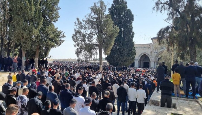 عشرات الآلاف يؤدون صلاة الجمعة في المسجد الأقصى