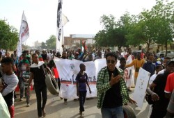 مظاهرات السودان تطالب مجددا بعودة الحكم المدني.. والأمن يفرق المحتجين