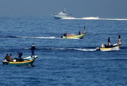 بحرية الاحتلال تستهدف مراكب الصيادين شمال قطاع غزة