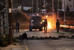 مواجهات في سلوان.. وفلسطينيون يحرقون مركبات لمستوطنين