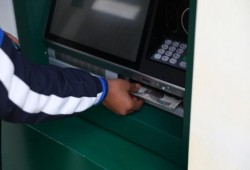 قلق في الأسواق وحجب للسلع بعد قفزة الدولار إلى 24 جنيهاً