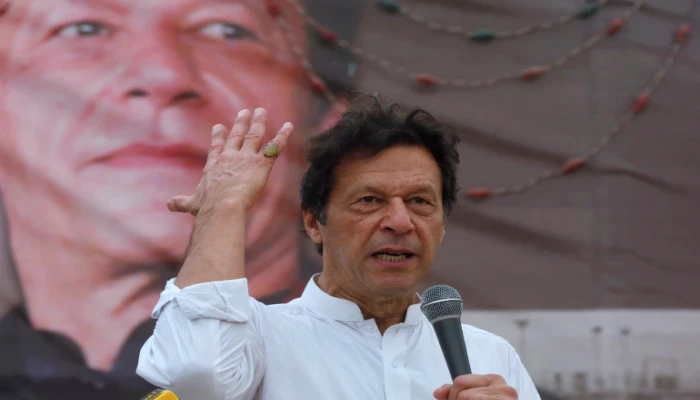 نجاة رئيس وزراء باكستان السابق عمران خان من محاولة اغتيال