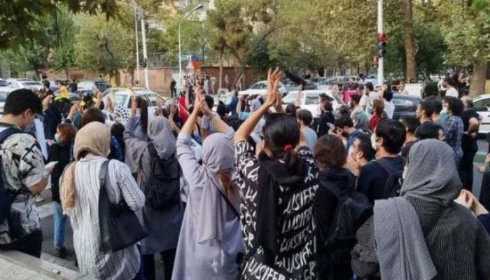 مظاهرات إيران تتواصل.. وطائرات هليكوبتر لقمع الاحتجاجات