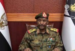البرهان يجدد التعهد بخروج الجيش من السياسة وحماية الانتقال بالسودان