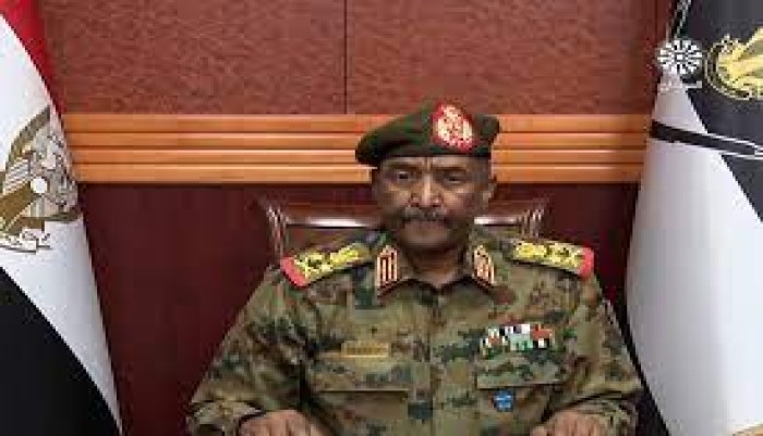 البرهان يجدد التعهد بخروج الجيش من السياسة وحماية الانتقال بالسودان