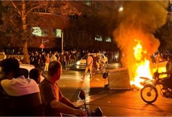 مظاهرات ليلية واسعة بإيران