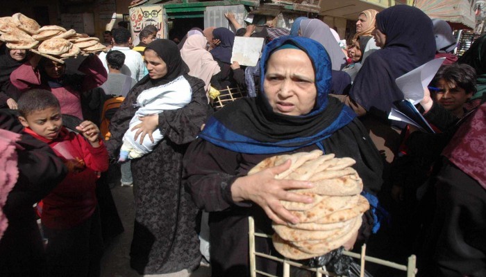 التضخم يدفع المزيد من المصريين إلى قاع الفقر