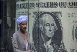 الدولار يتجاوز الـ30 جنيها.. تفاقم معاناة الأسر المصرية