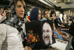 رئيس إيراني سابق يطالب حكومة بلاده بالاستماع للمتظاهرين