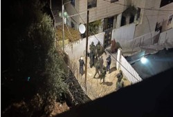 أمن السلطة يقتحم منازل بالخليل ويعتدي على سكانها ويعتقل عددًا منهم