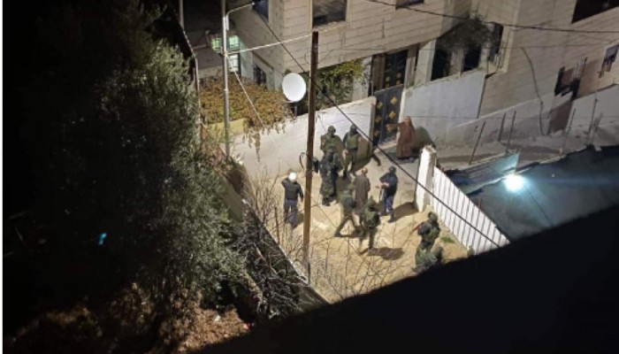 أمن السلطة يقتحم منازل بالخليل ويعتدي على سكانها ويعتقل عددًا منهم