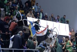 مغردون يهاجمون سقوط مدرج ملعب بالمشجعين