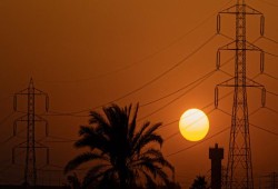 نشطاء يهاجمون قرار نظام الانقلاب بقطع الكهرباء