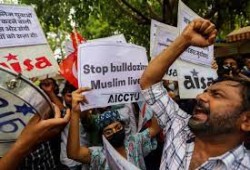 مسلمون بالهند يتظاهرون احتجاجاً على هدم الآلاف من منازلهم