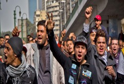 بلومبيرج:  شركات مصر تدفع ثمن تراجع الجنيه بتخفيض الإنتاج والوظائف