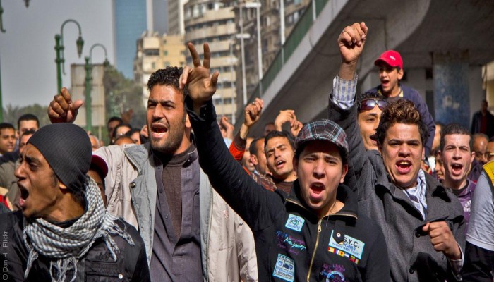 بلومبيرج:  شركات مصر تدفع ثمن تراجع الجنيه بتخفيض الإنتاج والوظائف