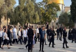 صهاينة بقيادة المتطرف جليك يقتحمون الأقصى ويخرجون المصلين قسرًا