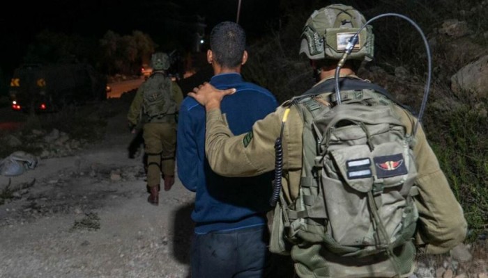 الاحتلال يعتقل 4 مواطنين أحدهم قيادي بحماس في الضفة والقدس