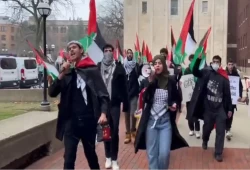 مظاهرة بالأعلام الفلسطينية في وجه هاريس بجامعة ميتشيجان الأمريكية