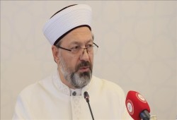 رئيس الشئون الدينية التركي يدين سماح السويد بحرق المصحف الشريف