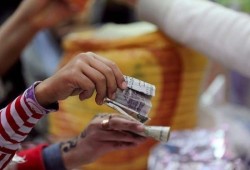 رويترز: التضخم في مصر يقوض الاقتصاد ويهدد بعودة الاحتجاجات