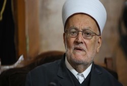 الشيخ عكرمة صبري: رفع علم الاحتلال بالأقصى لن يغير هويته الإسلامية الأصيلة