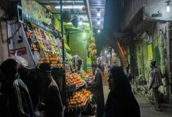 المونيتور: الغلاء يشتعل في مصر.. والسيدات يكلمن أنفسهن بالأسواق