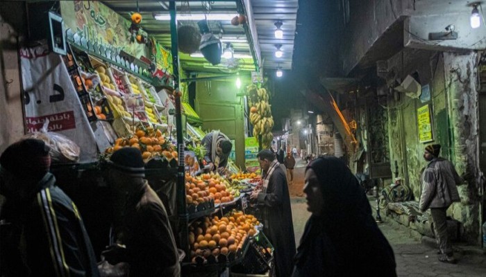 المونيتور: الغلاء يشتعل في مصر.. والسيدات يكلمن أنفسهن بالأسواق